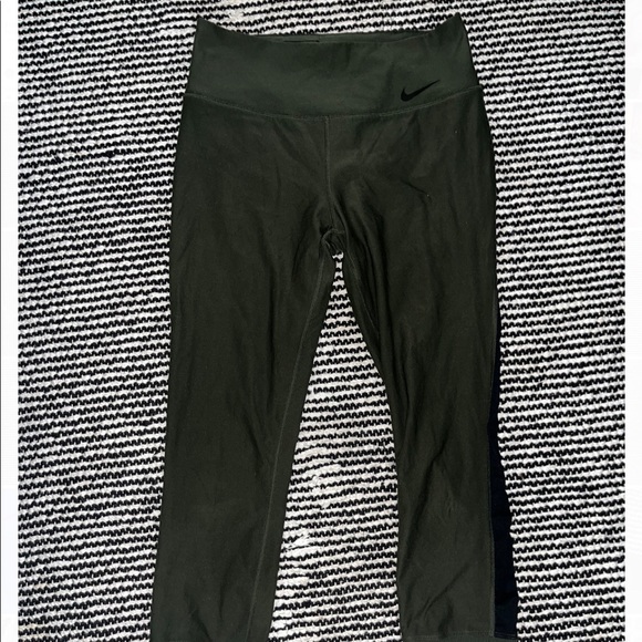 High waisted green Nike leggings with mesh - Picture 2 of 5